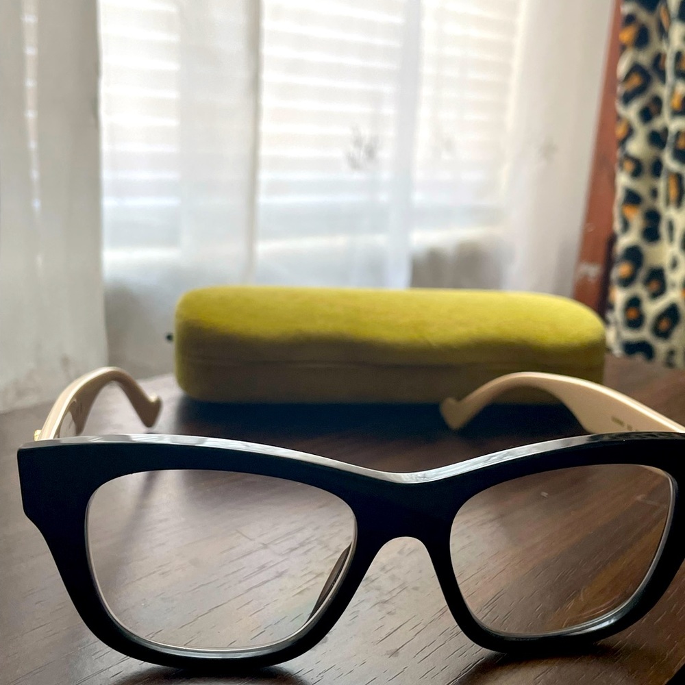 Here We have a 2 week old pair of Gucci Eyeglass frames - Picture 3 of 5